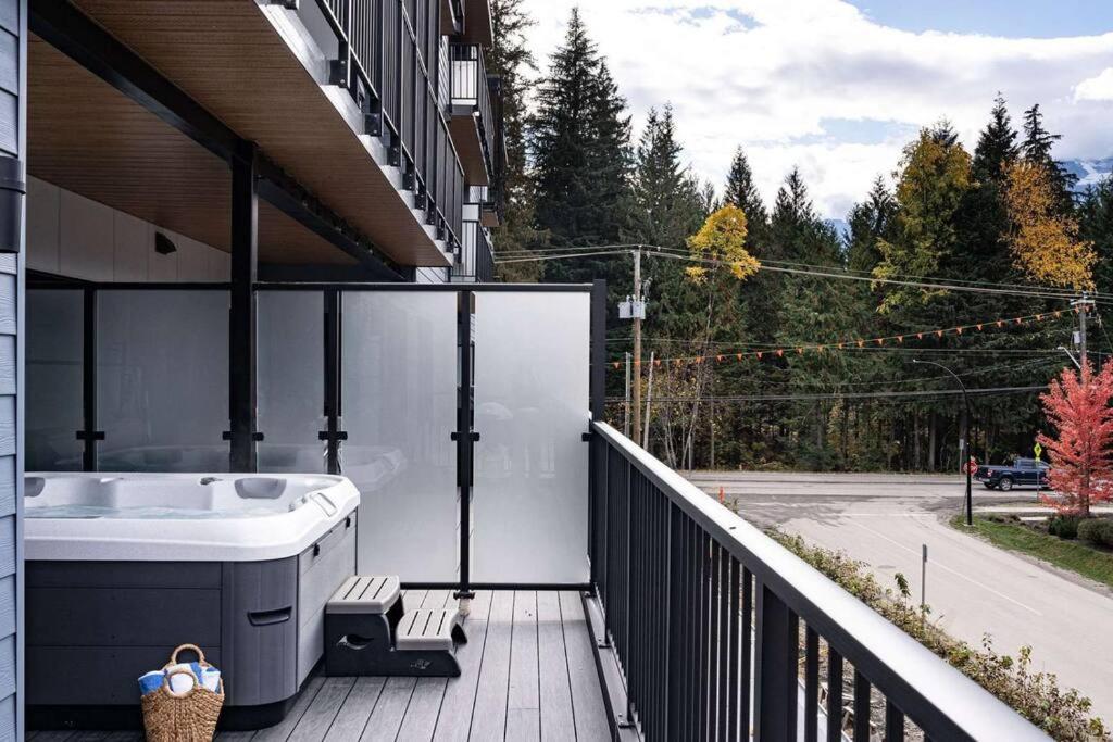 Appartamento Bluebird Daze By Revelstoke Vacations Esterno foto