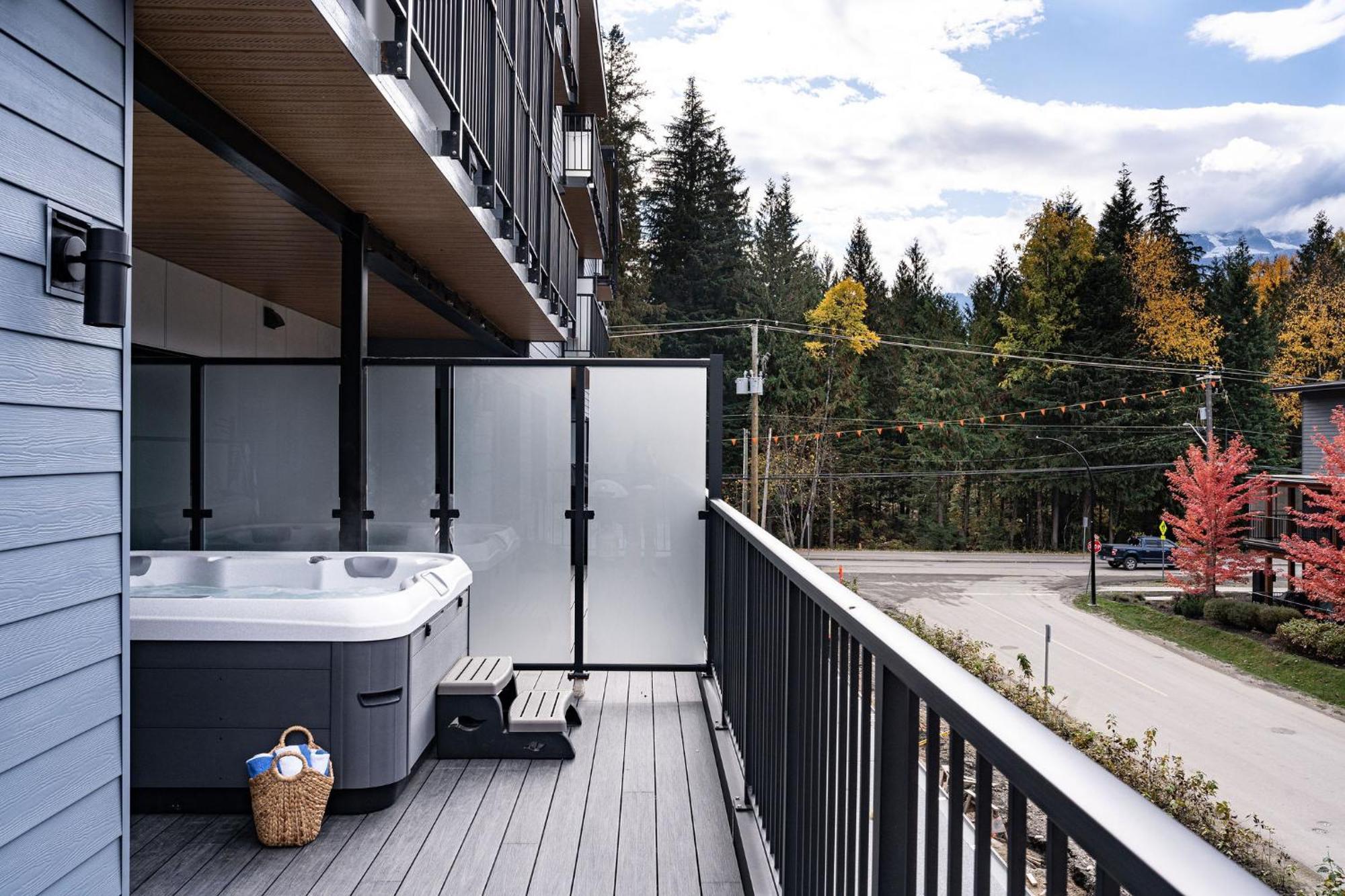 Appartamento Bluebird Daze By Revelstoke Vacations Esterno foto